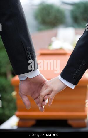 La religion, la mort et dolor - couple holding hands à l'un de l'autre consolateur dans la perspective de la perte Banque D'Images