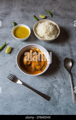 Rohu poisson masala ou curry, une spécialité indienne. Généralement servi avec du riz cuit à la vapeur et des légumineuses jaunes. Banque D'Images