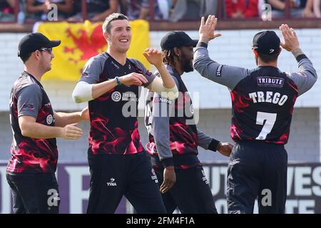 Craig Overton (2e L) de Somerset est félicité par ses coéquipiers après avoir pris le cricket de Jesse Ryder pendant Somerset vs Essex Eagles, NAT West Banque D'Images