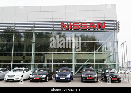 Ulyanovsk, Russie - 20 juillet 2016 : construction d'un centre de vente et de service de voitures Nissan avec enseigne Nissan. Devant les voitures debout à vendre. Banque D'Images