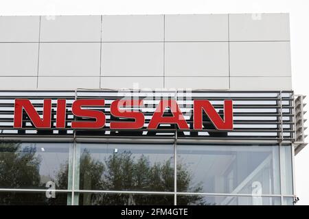 Ulyanovsk, Russie - 20 juillet 2016 : un panneau Nissan sur le centre de vente et de service de voiture de bâtiment. Banque D'Images