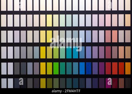 Des nuances de couleurs sont peintes dans le studio de design d'arrière-plan. Choix de couleurs et de nuances de peinture pour les travaux de décoration et de décoration d'intérieur. Photo de haute qualité Banque D'Images