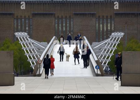 Londres, Angleterre, Royaume-Uni. Les gens et un chien sur le pont du Millénaire, en regardant vers le sud de la cathédrale St Paul vers Tate Modern Banque D'Images