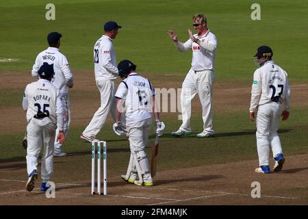 Simon Harmer, d'Essex, est félicité par ses coéquipiers après avoir pris le guichet d'Alex Mellor lors de Warwickshire CCC contre Essex CCC, Specsavers Count Banque D'Images