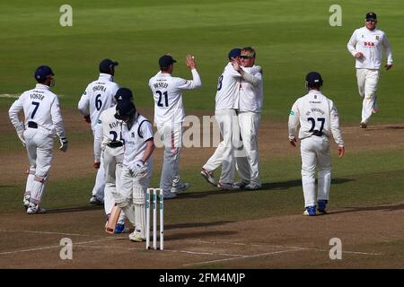 Simon Harmer, d'Essex, est félicité par ses coéquipiers après avoir pris le guichet d'Alex Mellor lors de Warwickshire CCC contre Essex CCC, Specsavers Count Banque D'Images