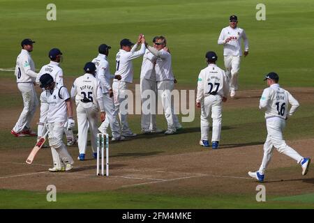 Simon Harmer, d'Essex, est félicité par ses coéquipiers après avoir pris le guichet d'Alex Mellor lors de Warwickshire CCC contre Essex CCC, Specsavers Count Banque D'Images