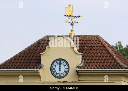 L'horloge du tableau de bord et la girouette météo pendant Warwickshire vs Essex Eagles, Royal London One-Day Cup Cricket au stade Edgbaston le 17 août 2016 Banque D'Images