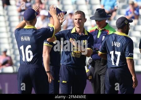 Josh Poysden de Warwickshire (C) est félicité par ses coéquipiers après avoir pris la cricket de Jesse Ryder pendant Warwickshire vs Essex Eagles, Royal Banque D'Images