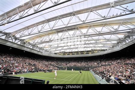 LE 1ER MATCH À WIMBLEDON SOUS LE NOUVEAU TOIT DE FERMETURE. ANDRE AGASSI ET SEEFIE GRAF V TIM HENMAM ET KIM CLIJSTERS. 17/5/09. PHOTO DAVID ASHDOWN Banque D'Images