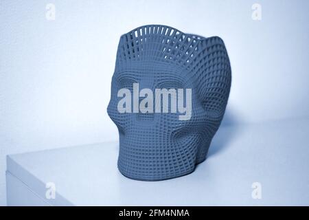 Crâne imprimé en plastique gris bleu sur une imprimante 3d. Banque D'Images