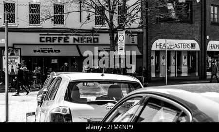 Kingston upon Thames London UK, mai 04 2021, Black and White image Row of Cars garés à Fromnt of A Cafe Nero Coffee Shop Banque D'Images