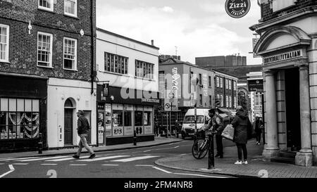 Kingston upon Thames London UK, mai 04 2021, Black and White image Single Man en utilisant UN piéton ou Zebra Crossing pour traverser la route Banque D'Images