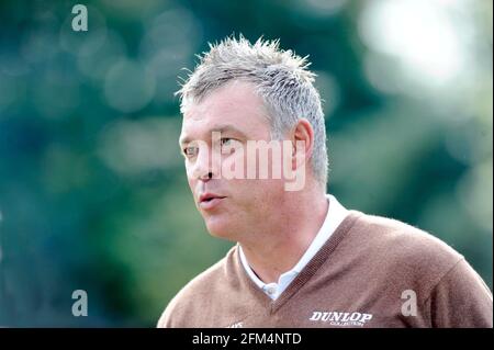 Darren Clark jouant une partie de golf avec Brian Viner. PHOTO DAVID ASHDOWN Banque D'Images