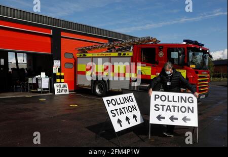 Wigston, Leicestershire, Royaume-Uni. 6 mai 2021. Le président de séance positionne la station électorale signe à la caserne de pompiers de Wigston pendant les élections locales. Des millions de personnes à travers la Grande-Bretagne vont voter jeudi pour la plus grande série de votes depuis les élections législatives de 2019. Credit Darren Staples/Alay Live News. Banque D'Images