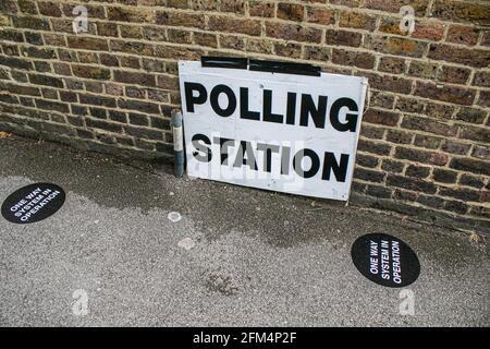 WIMBLEDON LONDRES 6 mai 2021. Des signes de distanciation sociale sont placés à l'extérieur d'un bureau de vote à Wimbledon alors que des millions d'électeurs se rendent aux urnes pour la première fois en deux ans à travers le pays pour le maire de Londres et pour élire les parlements écossais et gallois, Ainsi que le maire régional et les conseillers. Les élections locales ont été reportées l'an dernier en raison de la pandémie du coronavirus. Credit amer ghazzal/Alamy Live News Banque D'Images