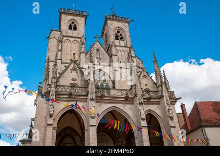 Église gothique notre-Dame dans la ville médiévale de Semur-en-Auxois, Côte d’Or (21), région Bourgogne-Franche-Comté, France Banque D'Images