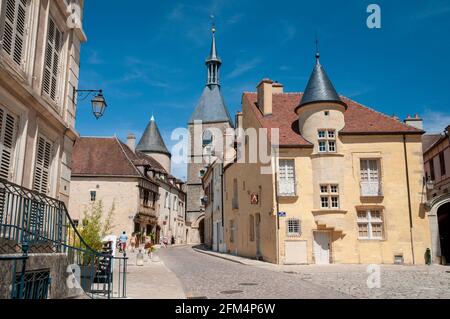 Le clocher d'Avallon, Yonne (89), Bourgogne-Franche-Comté, FranceLe clocher d'Avallon, Yonne (89), Bourgogne-Franche-Comté, France Banque D'Images