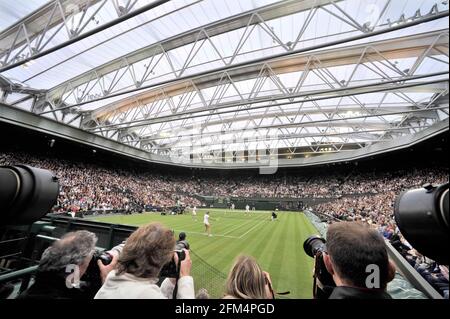 LE 1ER MATCH À WIMBLEDON SOUS LE NOUVEAU TOIT DE FERMETURE. ANDRE AGASSI ET SEEFIE GRAF V TIM HENMAM ET KIM CLIJSTERS. 17/5/09. PHOTO DAVID ASHDOWN Banque D'Images