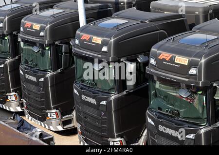 Barcelone, Espagne. 06e mai 2021. Camions Pirelli dans les enclos. Grand Prix d'Espagne, jeudi 6 mai 2021. Barcelone, Espagne. Crédit : James Moy/Alay Live News Banque D'Images