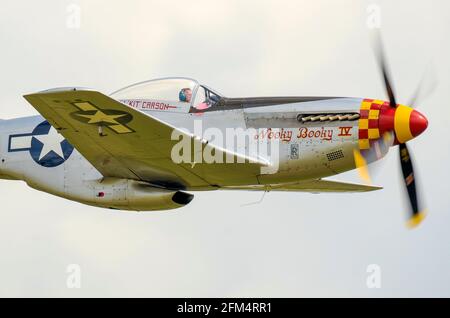 L'avion de chasse P-51 Mustang d'Amérique du Nord, nommé Nooky Booky IV, est exposé lors d'un spectacle aérien. Avion de la Seconde Guerre mondiale Banque D'Images