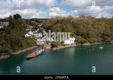 Le ferry de Bodinnick entre Fowey et Polruan, en Cornouailles, au Royaume-Uni, débarque sur le quai à côté de la vieille maison de Daphne du Maurier, « Ferryside ». Banque D'Images