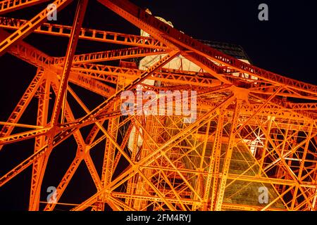 TOKYO, JAPON - 04 juillet 2020 : vue sur la Tour de Tokyo par l'une de ses jambes Banque D'Images