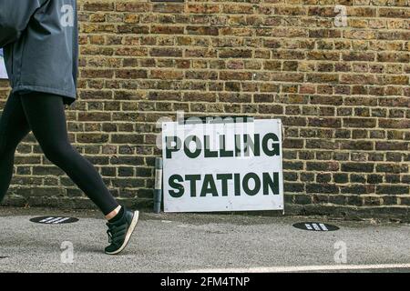 WIMBLEDON LONDRES 6 mai 2021. Des signes de distanciation sociale placés à l'extérieur d'un bureau de vote à Wimbledon le Super jeudi, alors que des millions d'électeurs se rendent aux urnes pour la première fois en deux ans à travers le pays pour le maire de Londres et pour élire les parlements écossais et gallois, ainsi que le maire et les conseillers régionaux. Les élections locales ont été reportées l'an dernier en raison de la pandémie du coronavirus. Credit amer ghazzal/Alamy Live News Banque D'Images