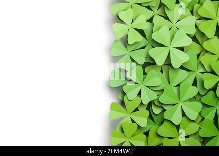 Fond de Cloverleaf isolé sur blanc à gauche. Tous les trèfle sont à quatre feuilles. Concept de printemps ou de chance. Banque D'Images