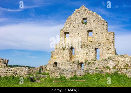 Côté pignon d'un bâtiment délabré, ruines médiévales du château de Hohenurach, Bad Urach, Swabian Alb, Bade-Wurtemberg, Allemagne. Banque D'Images