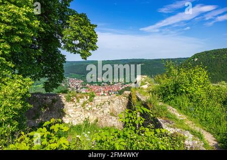 Bad Urach, Bade-Wurtemberg, Allemagne - 6 juin 2014: Vue d'en haut sur la petite ville de Bad Urach au fond de l'Alb. Souabe Banque D'Images