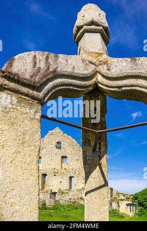 Puits cap de la tracerie gothique et pignon côté d'un bâtiment délabré, château médiéval ruines de Hohenurach, Bad Urach, Swabian Alb, Allemagne. Banque D'Images