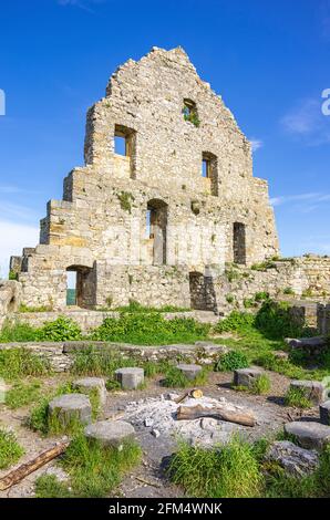 Côté pignon d'un bâtiment délabré, ruines médiévales du château de Hohenurach, Bad Urach, Swabian Alb, Bade-Wurtemberg, Allemagne. Banque D'Images