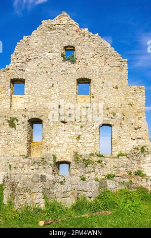 Côté pignon d'un bâtiment délabré, ruines médiévales du château de Hohenurach, Bad Urach, Swabian Alb, Bade-Wurtemberg, Allemagne. Banque D'Images