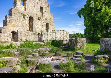 Côté pignon d'un bâtiment délabré, ruines médiévales du château de Hohenurach, Bad Urach, Swabian Alb, Bade-Wurtemberg, Allemagne. Banque D'Images