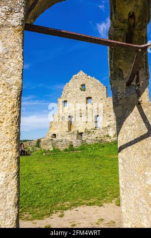 Puits cap de la tracerie gothique et pignon côté d'un bâtiment en ruine, château médiéval ruines de Hohenurach, Bad Urach, Bade-Wurtemberg, Allemagne. Banque D'Images