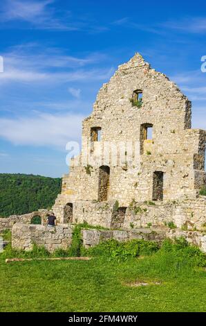 Côté pignon d'un bâtiment délabré, ruines médiévales du château de Hohenurach, Bad Urach, Swabian Alb, Bade-Wurtemberg, Allemagne. Banque D'Images