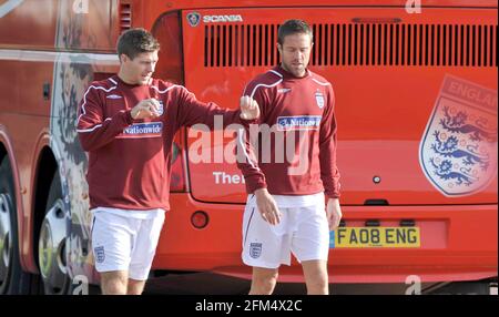 ENTRAÎNEMENT EN ANGLETERRE AU LONDON COLNEY. 10/10/2008. STEVEN GERRARD AMD MATHEW UPSON. PHOTO DAVID ASHDOWN Banque D'Images