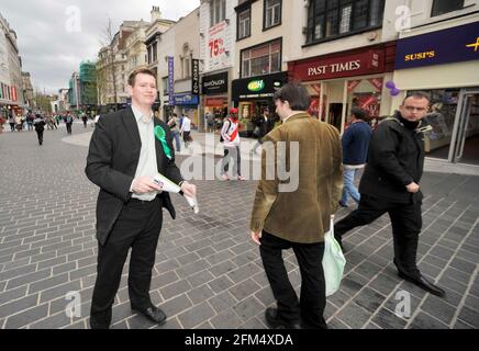 PETER CRANIE, LE PRINCIPAL CANDIDAT DU PARTI VERT POUR LES ÉLECTIONS DE L'EURO EN JUIN POUR LE NORD-OUEST À LIVERPOOL. 1/5/09 PHOTO DAVID ASHDOWN Banque D'Images