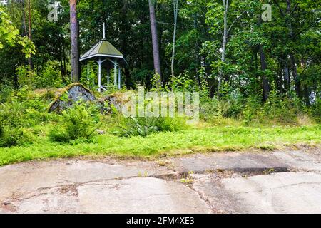 Finlande, Kotka: Langinkoski rapide sur la rivière Kumi. Belvédère dans la forêt sur un rocher Banque D'Images