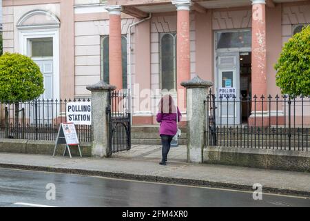 Camborne, Cornwall, 6 mai 2021, les élections du Conseil de Cornwall ont eu lieu aujourd'hui à l'église du Centenaire Wesleyan, le bureau de scrutin est ouvert de 7h à 22h avant que les cartes de vote ne soient prises pour être comptées. Crédit : Keith Larby/Alay Live News Banque D'Images