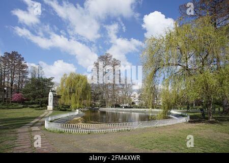 NOVI SAD, SERBIE - 30 avril 2021: Novi Sad, Serbie - 7 avril 2021: Le parc du Danube est un parc urbain de Novi Sad. Créé en 1895. - un des symboles de Banque D'Images