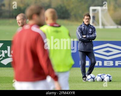 ENTRAÎNEMENT EN ANGLETERRE AU LONDON COLNEY. 10/10/2008. Fabio Capello responsable Angleterre. PHOTO DAVID ASHDOWN Banque D'Images