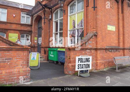 Bideford, Royaume-Uni - 6 mai 2021 : bureau de vote dans la petite ville de Devon, au nord. Élections locales. Banque D'Images