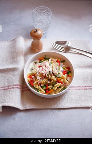 Salade de pâtes avec jambon et légumes cuits au four Banque D'Images