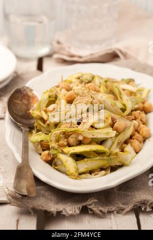 Salade avec pois chiches rôtis et asperges Banque D'Images