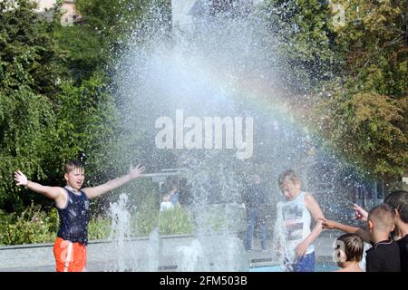 enfants mouillés jouant dans la fontaine Banque D'Images