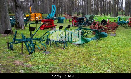 Un ensemble de machines agricoles anciennes et restaurées sur la pelouse en face du musée. Photo prise par temps nuageux, lumière douce Banque D'Images