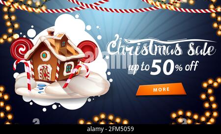 Solde de Noël, jusqu'à 50 de réduction, bannière bleue avec nuage blanc abstrait, guirlandes, bouton et maison de pain d'épice de Noël Banque D'Images