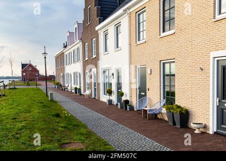 Belles maisons modernes et colorées de style hollandais Banque D'Images