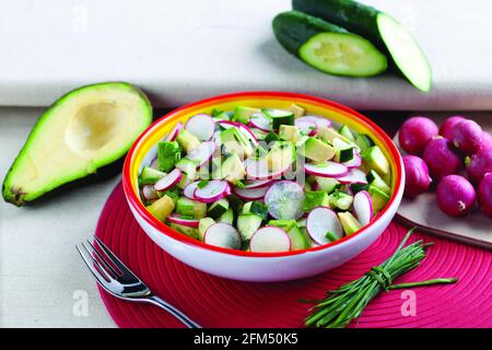 Salade avec concombre radis avocat et oignon de printemps Banque D'Images